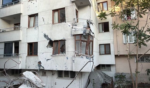 Küçükçekmece'de yıkımı süren bina bitişikteki apartmana yaslandı