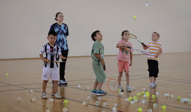 Milli badmintoncu Cemre, farklı branşlarda sporcular yetiştirmek için iller arası mekik dokuyor