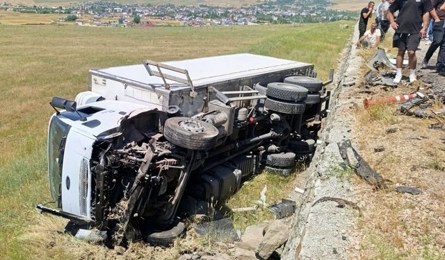 Muş'ta kamyon ile otomobil çarpıştı, 2 kişi öldü, 1 kişi yaralandı