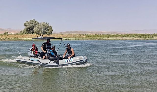 Muş'ta Murat Nehri'ne düşen çocuğu arama çalışmaları sürüyor