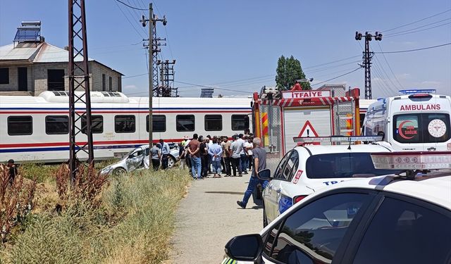 Muş'ta yolcu treninin çarptığı otomobildeki 3 kişi yaralandı