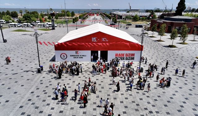 Samsun'da şehit yakınları ve öğrenciler 15 Temmuz Anma Çadırı'nı ziyaret etti