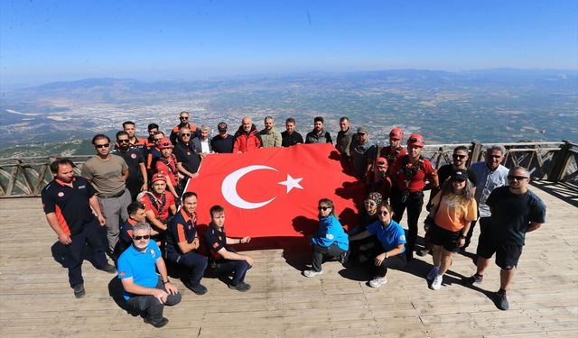 Spil Dağı zirvesindeki Türk bayrağı 15 Temmuz dolayısıyla yenilendi