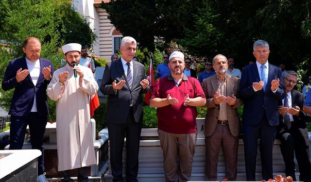 Ticaret Bakanı Bolat, Çengelköy Mezarlığı'nda 15 Temmuz şehitlerinin kabirlerini ziyaret etti: