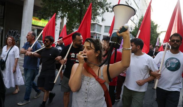 Yunanistan'da polisin ateş ederek öldürdüğü otizmli genç için binlerce kişi eylem yaptı