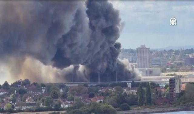 Londra’daki dev yangın ulaşımı kilitledi