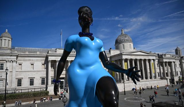 Lady in Blue, Trafalgar Square’de yerini aldı