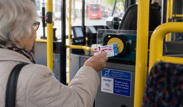 İngiltere’de kimler ücretsiz veya indirimli ulaşım kullanabilir? 2026 Rehberi