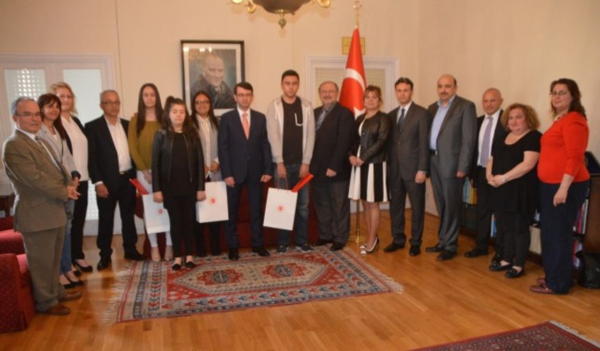 İngiltere'de dereceye giren Türk öğrencilere ödül