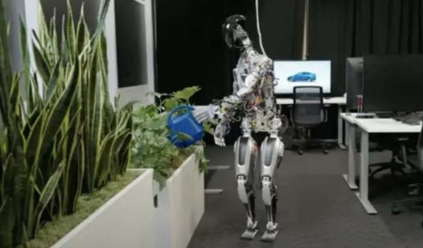 Tesla yeni robotunu tanıttı