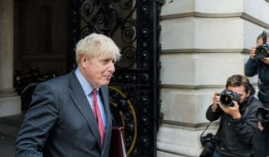 Boris Johnson, koronavirüse karşı yeni kısıtlamaları açıkladı: 'Tehlikeli bir dönüm noktasındayız'