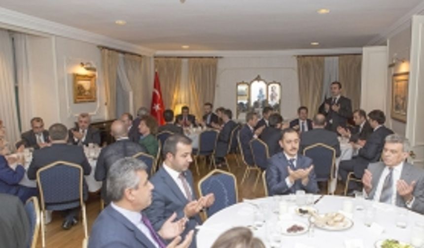 Türkiye'nin Londra Başkonsolosluğunda geleneksel iftar yemeği programı düzenlendi.