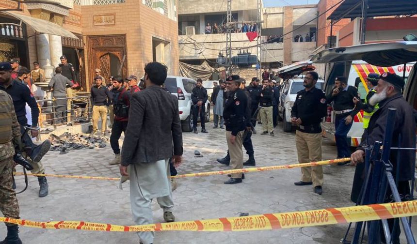 Pakistan'da camiye saldırı