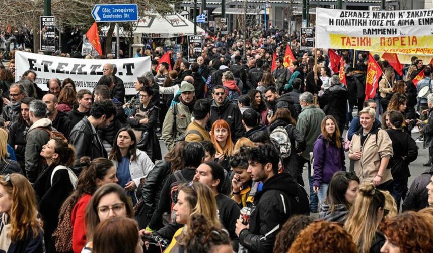 Tren kazası protestoları Yunanistan'da hayatı felçe uğrattı