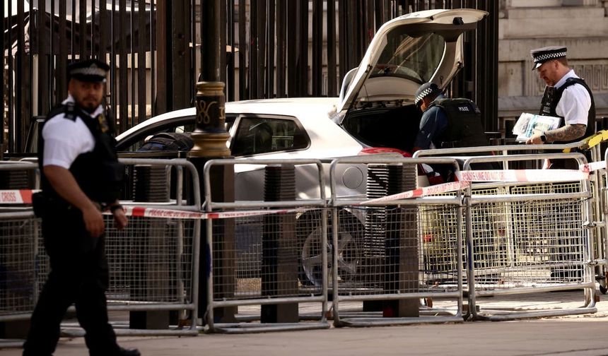 Londra'da Başbakanlık ofisinin kapılarına aracıyla çarpan bir kişi gözaltına alındı