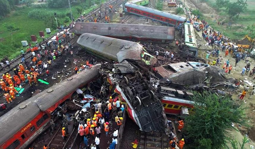 Hindistan'da feci tren kazası! Çok sayıda ölü ve yaralı var