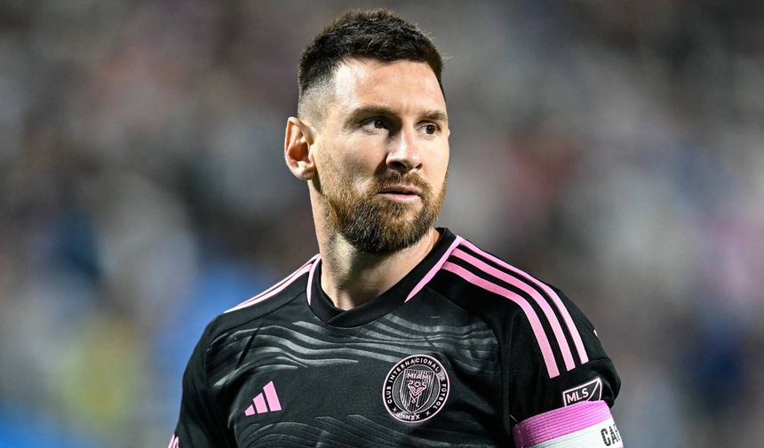 Messi Altın Top ödülünü sekizinci defa kazanarak rekorunu geliştirdi