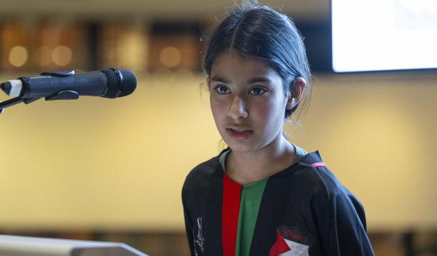 İngiltere'de 10 yaşındaki kız öğrenci, Gazzeli çocuklar için 8 bin sterlin bağış topladı