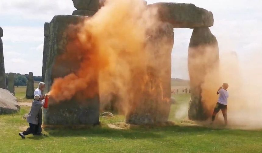 İklim aktivistleri İngiltere'deki Stonehenge'i turuncuya boyadı