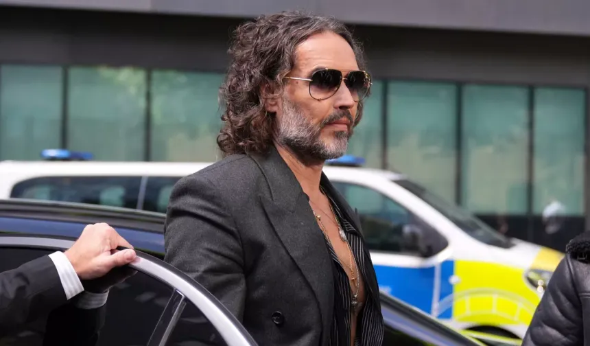 İngiliz aktör Russell Brand, tecavüz ve saldırı suçlamalarıyla hakim karşısına çıktı