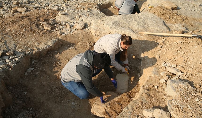 Adıyaman'da Göbeklitepe'deki 'T' taşları andıran yapılar bulundu