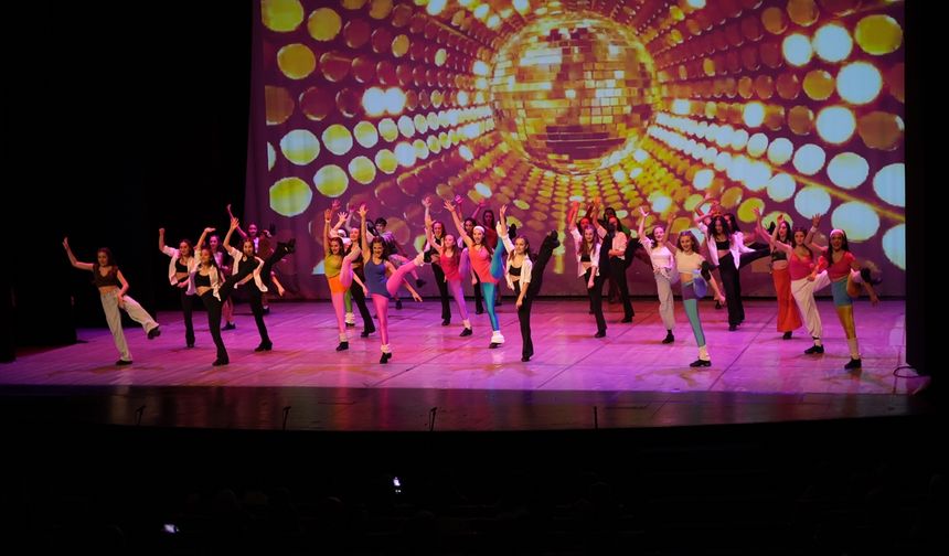 'Anadolu Ateşi Kıvılcım Çocuk Müzikali'nde minik dansçılar performans sergiledi