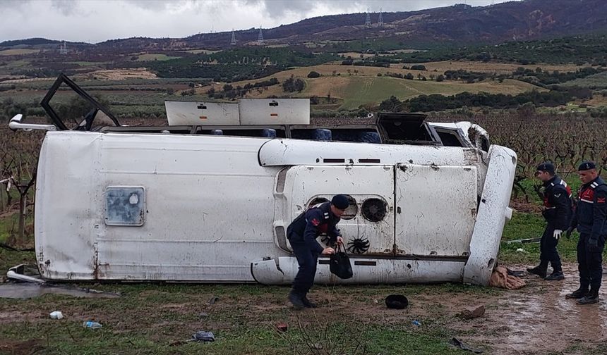 Denizli'de devrilen midibüsteki 25 kişi yaralandı