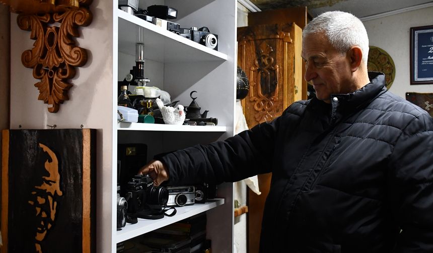 Emekliliğin ardından topladığı eski eşyaları evinin bahçesindeki depoda sergiliyor
