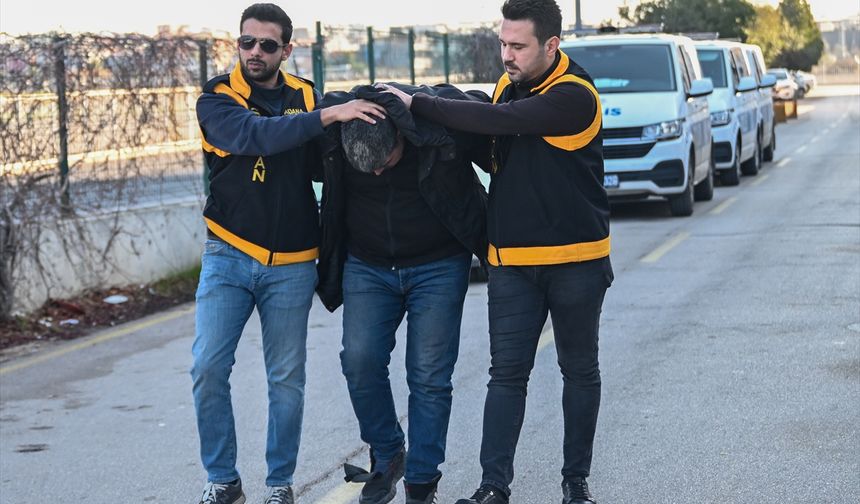 GÜNCELLEME - Adana'da işçi servisinin camını kaskla kıran motosikletlinin ehliyetine el konuldu