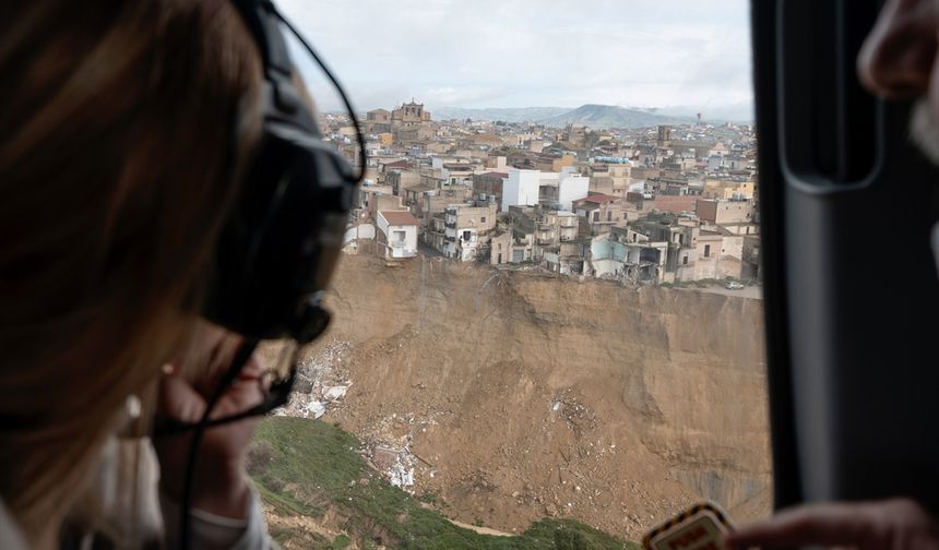İtalya'da Başbakan Meloni, toprak kayması felaketi yaşayan ilçeyi ziyaret etti