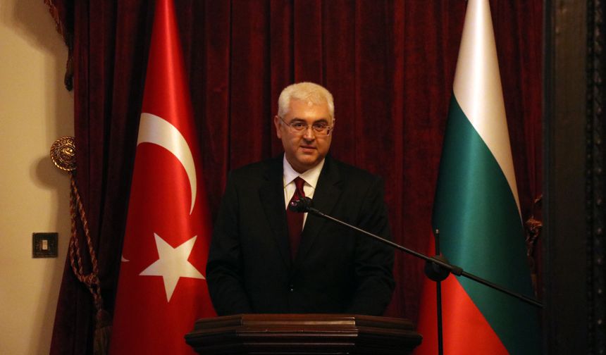 Türk tasarımcı Özlem Süer Bulgaristan'da 'İstanbul-Sofya' temalı defile sundu