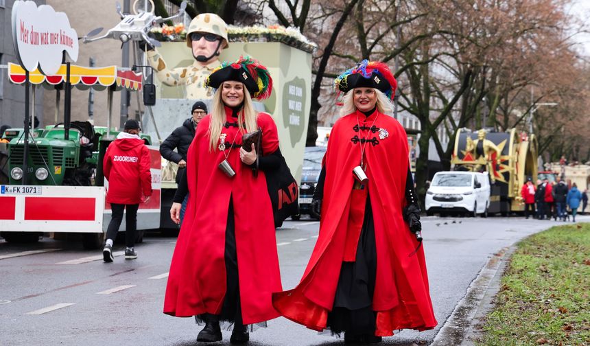 Almanya'da '5. Mevsim' büyük karnaval geçit töreni yapıldı