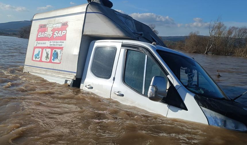 Bursa'da Çapraz Çayı'nın taşmasıyla Harmanlı kara yolu ile Harmanlı Köprüsü ulaşıma kapandı