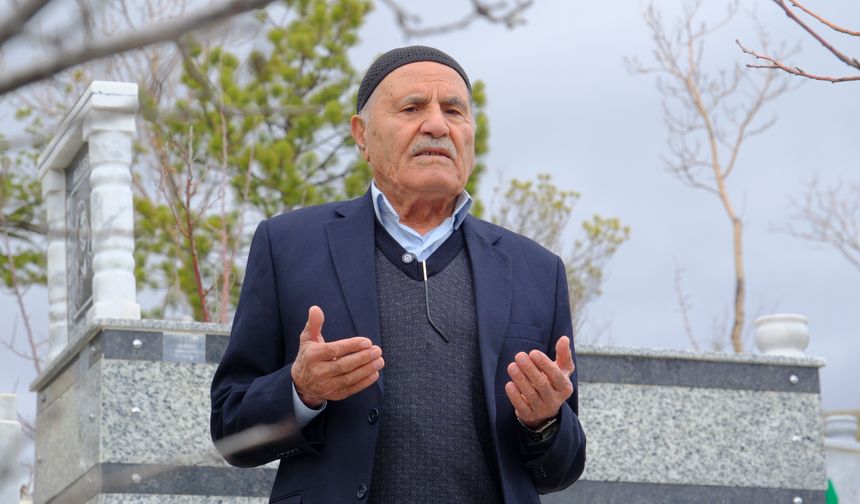 Çorum'da 84 yaşındaki İbrahim Kayar 10 yıl önce yitirdiği eşinin mezarına her 14 Şubat'ta kırmızı gülle gidiyor