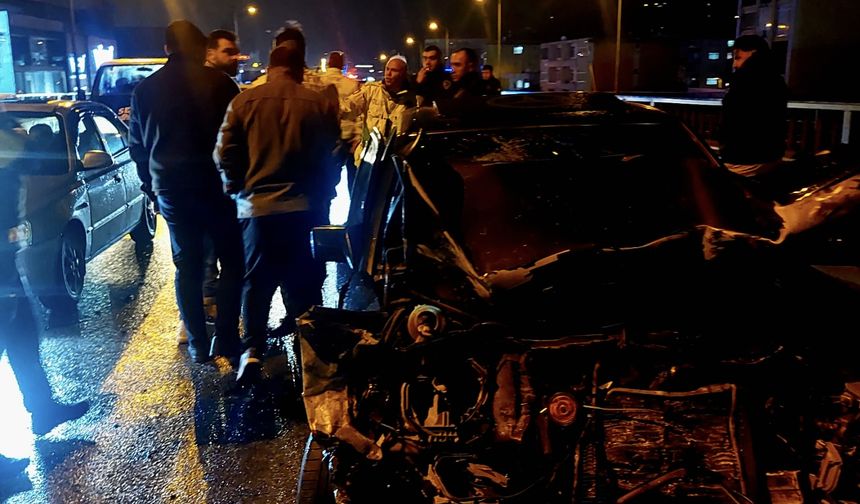 Samsun'da 8 otomobilin karıştığı zincirleme trafik kazasında 2 kişi yaralandı