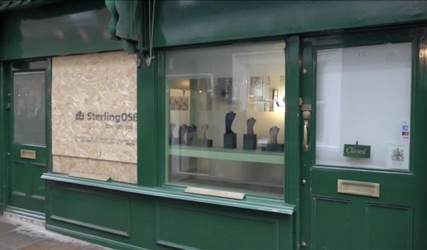 Londra'nın seçkin semtlerinden Richmond'da gündüz yapılan soygun güvenlik endişelerini artırdı