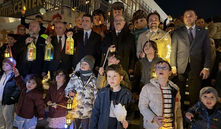 Almanya'da çocuklar aileleriyle YTB'nin düzenlediği iftar ve fener alayı yürüyüşüne katıldı