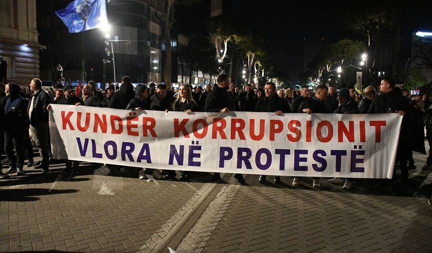 Arnavutluk'ta muhalefetin çağrısıyla toplanan göstericiler hükümetin istifasını istedi