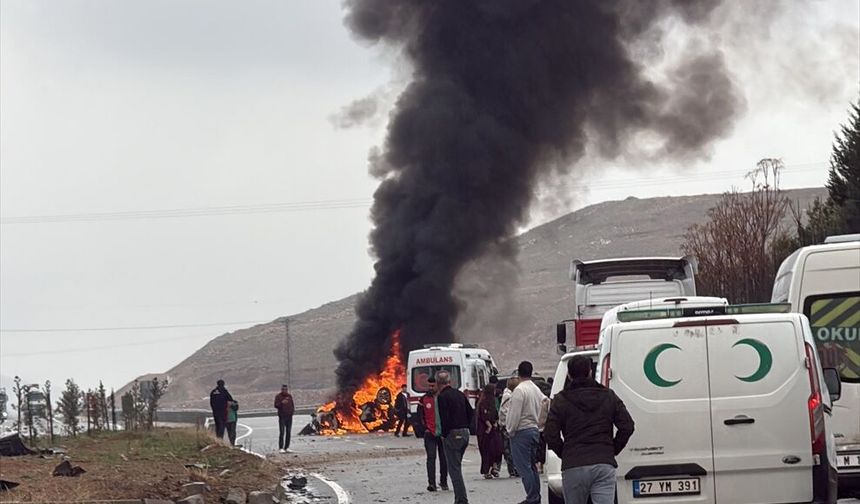 Batman'da refüje çarptıktan sonra alev alan otomobildeki 2 kişi yaralandı