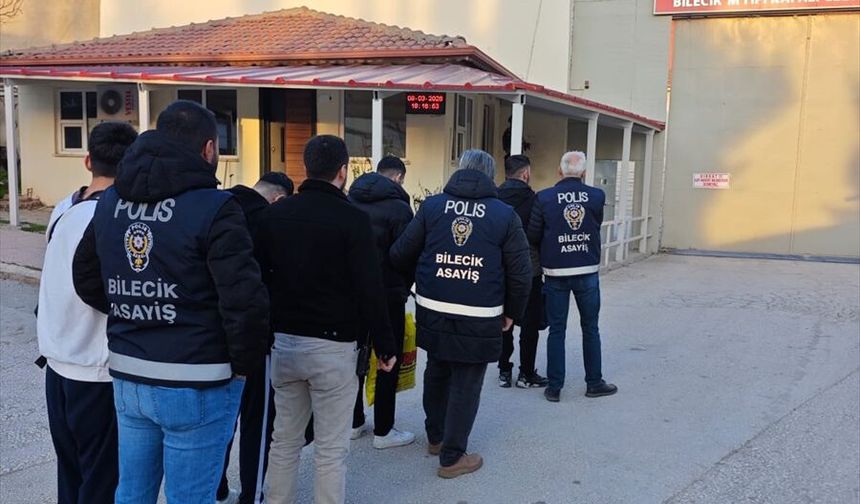 Bilecik'te bir kuyumcuyu soydukları öne sürülen 4 şüpheli tutuklandı