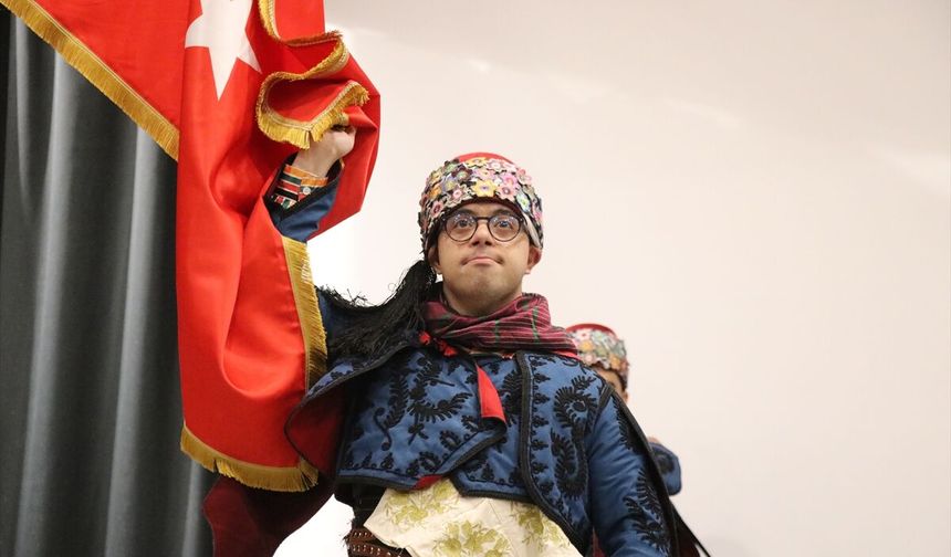 Engelli ve özel bireylerden oluşan zeybek ekibi, sahneleri renklendiriyor