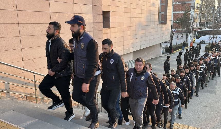 Eskişehir merkezli yasa dışı bahis ve dolandırıcılık operasyonunda yakalanan zanlılardan 32'si tutuklandı