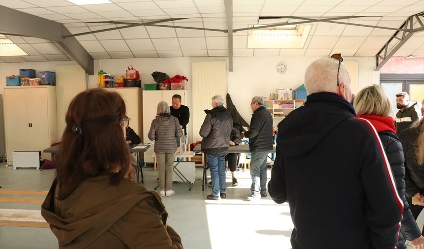 Fransa'da yerel seçimlerin ilk turunda oy verme işlemi başladı