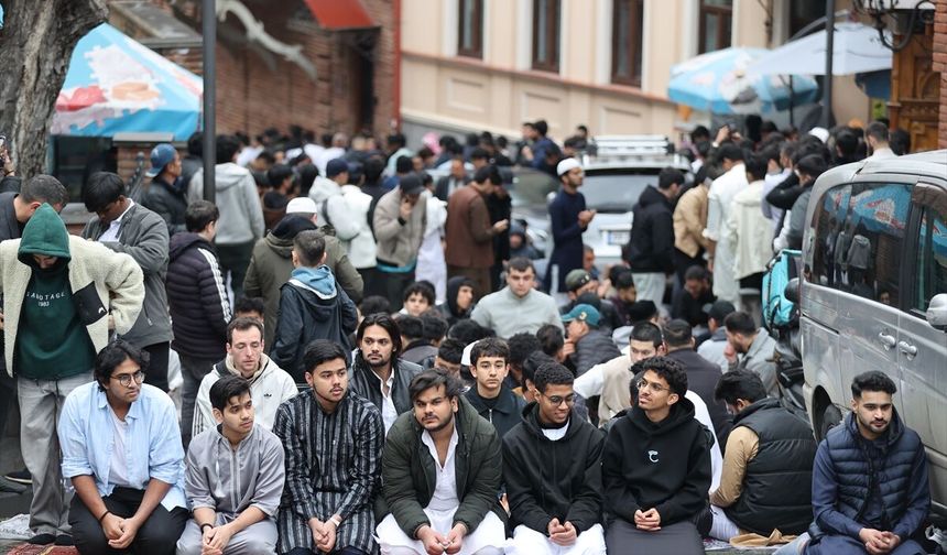 Gürcistan'ın başkenti Tiflis'te Ramazan Bayramı namazı kılındı