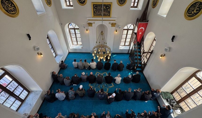 İzmir'de restore edilen 132 yıllık Asmalı Mescit ibadete açıldı