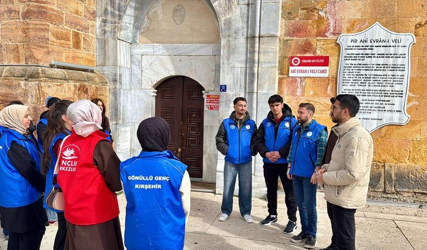 Kırşehir'in 'gönül mimarları' kültürel mekanlarda üniversite öğrencilerine anlatılıyor