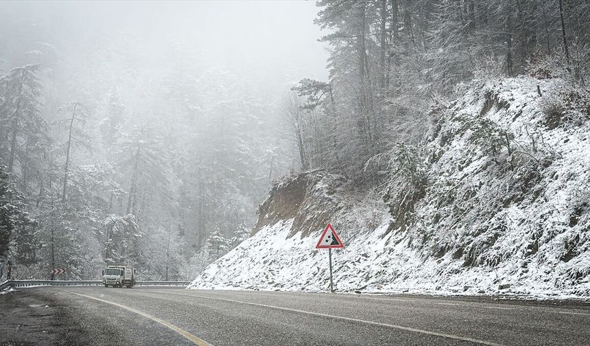 Kütahya'da kar ve sis etkili oluyor
