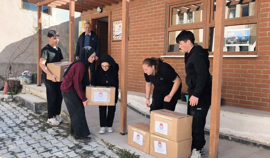 Kütahya'da lise öğrencileri harçlıklarıyla ihtiyaç sahipleri için ramazan kolileri hazırladı