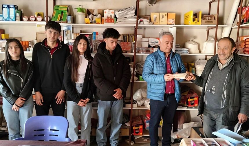 Malatya'da lise öğrencileri bakkal veresiye defterindeki borçları ödedi