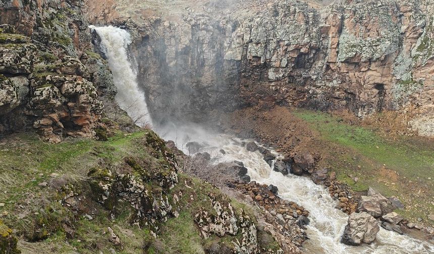 Muş'ta şelaleler daha coşkulu akmaya başladı